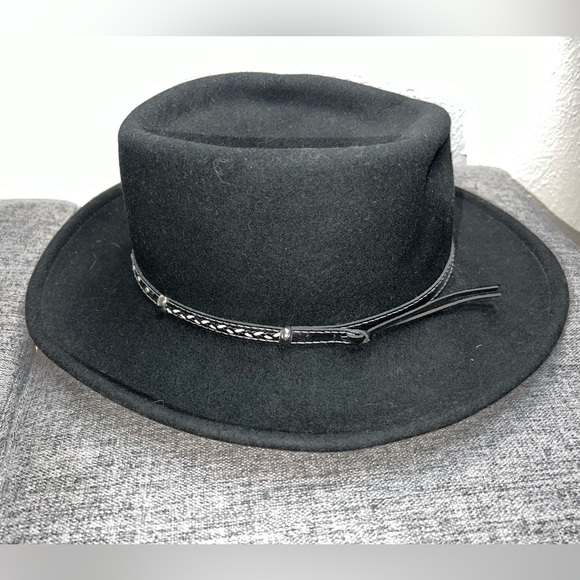 Black Serratelli hat